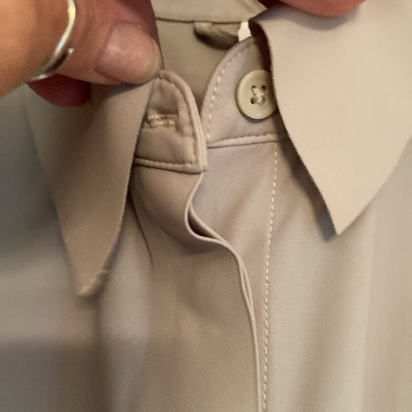 Top-Atheleta tailored long sleeveless light gray button down, office or beach - Picture 3 of 15